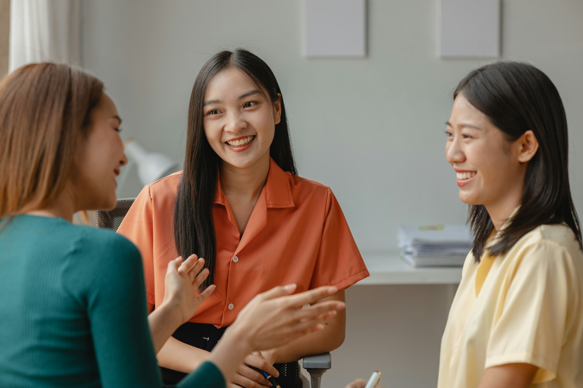 a group of entrepreneur has a small meeting in their office, friends are working together to build a