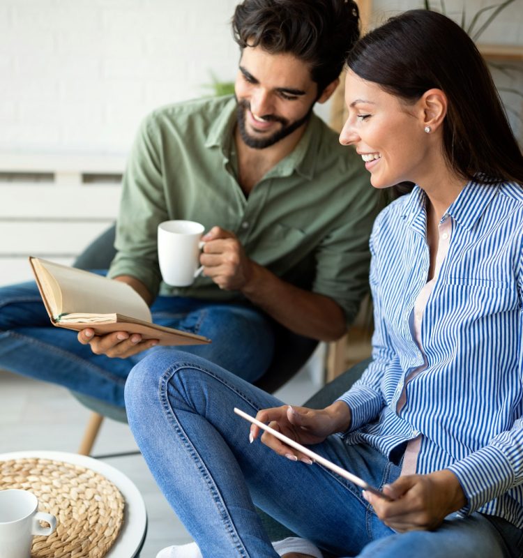 Couple is deciding if a book or ebook is better